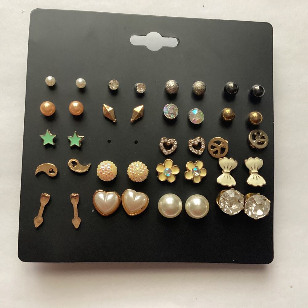 5116 NIP Fashion Jewelry 19 pair of different stud earrings